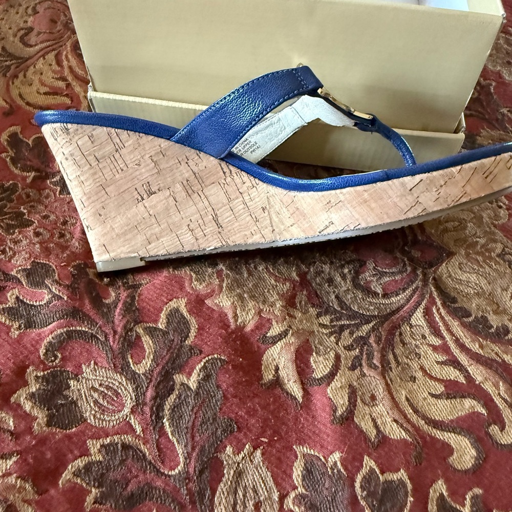 Michael Kors Blue Thong Sandals with Gold Logo - Picture 2 of 7